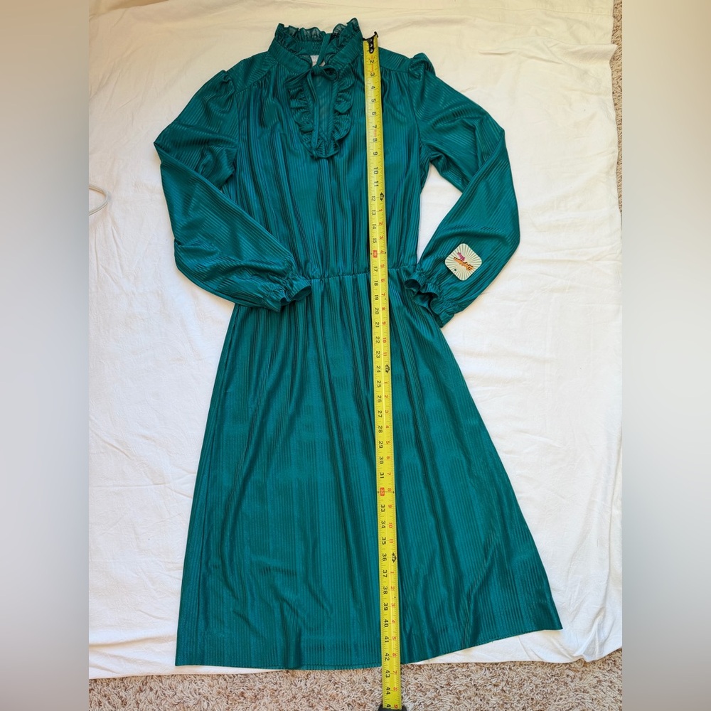 1970s Vintage JC Penny Fashions S Ruffle
Keyhole Neck Knee Length Dress - Picture 9 of 12